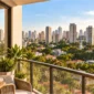 Vista urbana a partir de apartamento, com edifícios residenciais e áreas verdes no entorno.